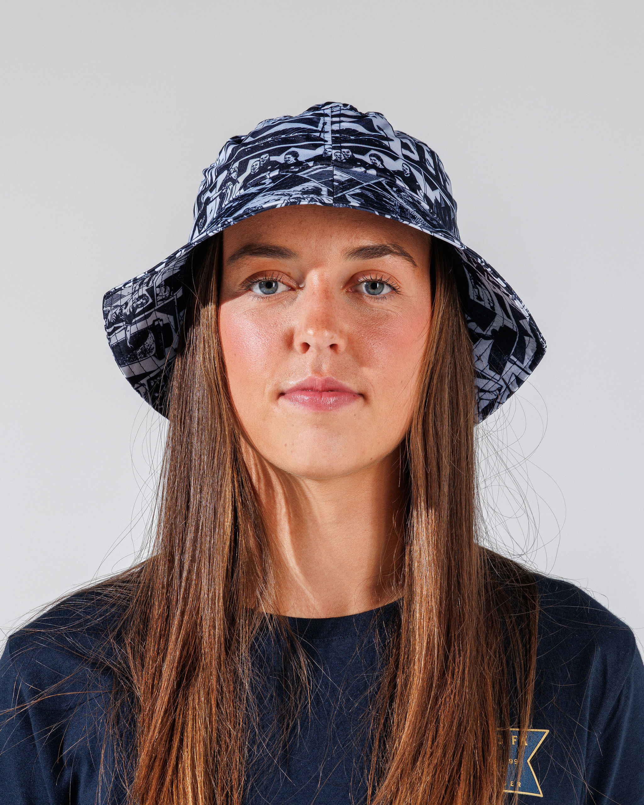 Bøttehatt hvit/blå collage